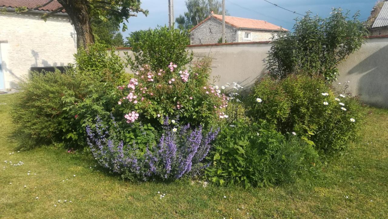 Gite Et Chambres D'Hotes Le Chene Billault Pouant Bagian luar foto