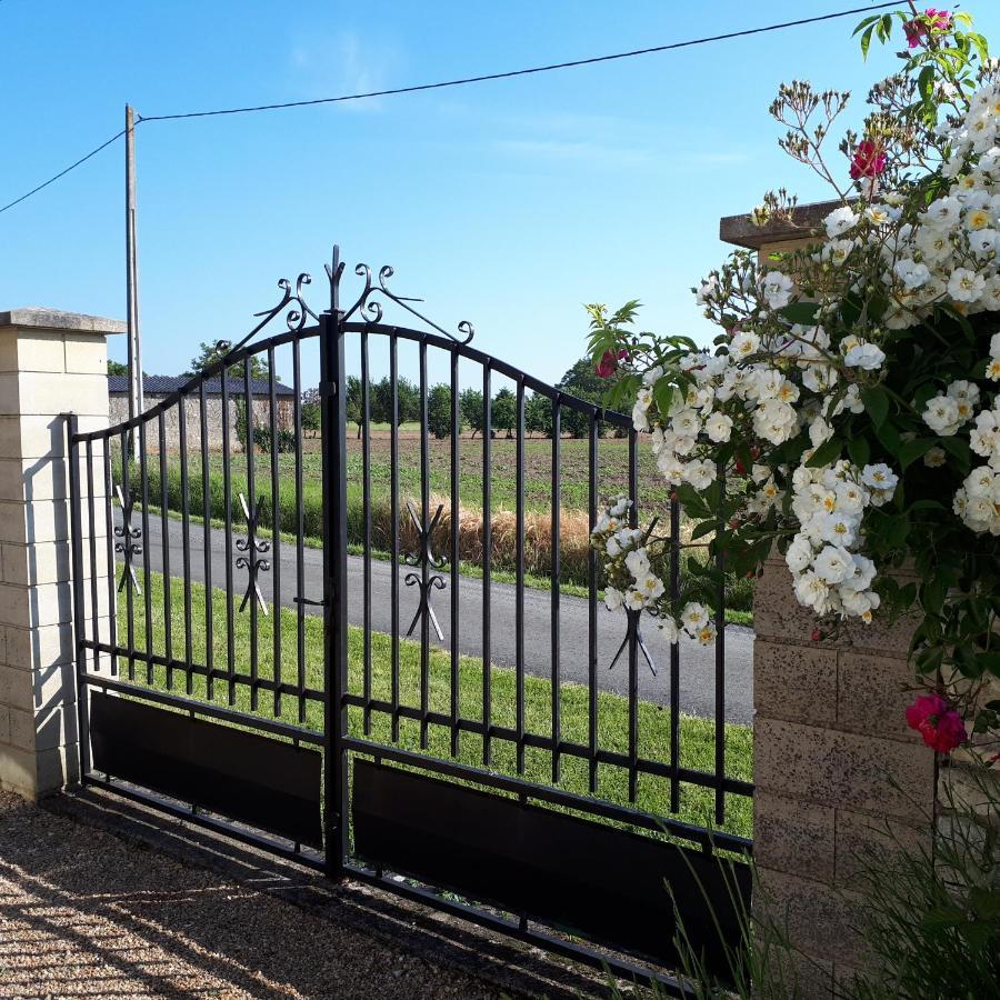 Gite Et Chambres D'Hotes Le Chene Billault Pouant Bagian luar foto